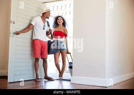 Couple arrivant à la location de vacances d'été Banque D'Images