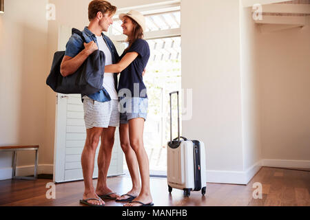 Couple arrivant à la location de vacances d'été Banque D'Images