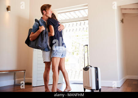 Couple arrivant à la location de vacances d'été Banque D'Images