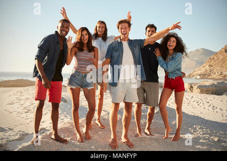 Portrait of Friends having fun Together On Beach Vacation Banque D'Images