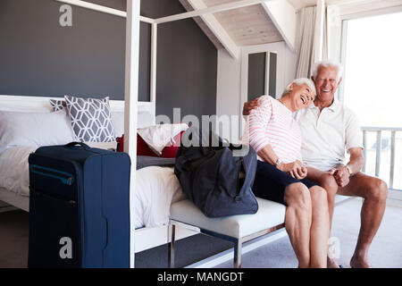 Couple arrivant à la location de vacances d'été Banque D'Images