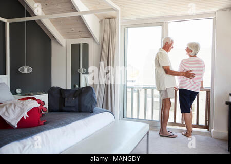 Couple arrivant à la location de vacances d'été Banque D'Images