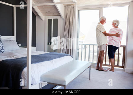 Couple arrivant à la location de vacances d'été Banque D'Images