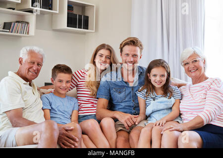 Portrait de Multi Generation Family Sitting on Sofa At Home Banque D'Images