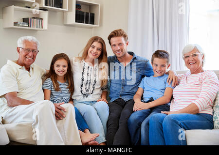 Portrait de Multi Generation Family Sitting on Sofa At Home Banque D'Images