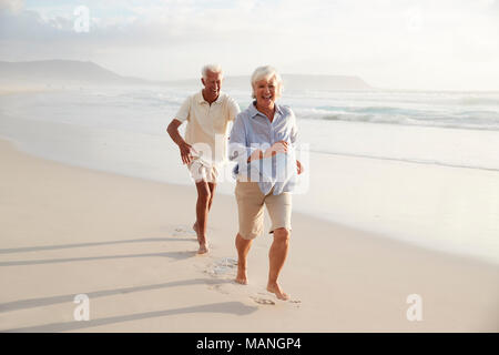 Couple de retraités Senior le long de l'été plage ensemble Banque D'Images