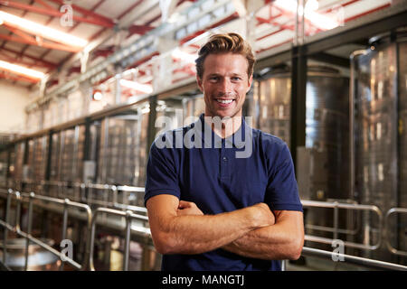 Portrait d'un jeune homme blanc travaillant dans une usine de vin Banque D'Images