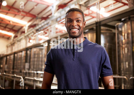 Portrait d'un jeune homme noir travaillant dans une usine de vin Banque D'Images