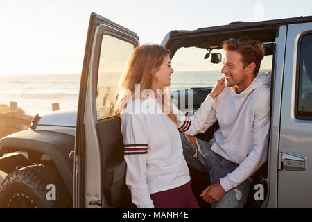 Jeune couple on road trip à la recherche à l'autre par leur voiture Banque D'Images