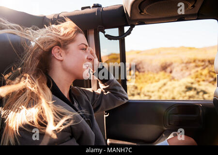 Jeune femme blanche admirant le paysage à partir d'une voiture ouverte Banque D'Images