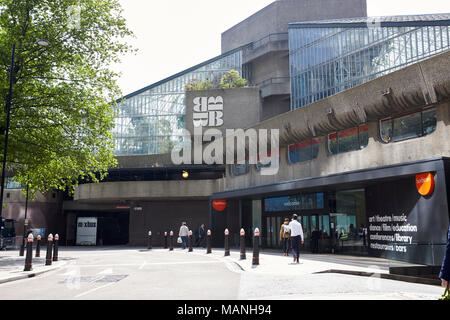 Londres - Mai 2017 : Entrée de la Barbican Centre, Silk Street, London EC2 Banque D'Images