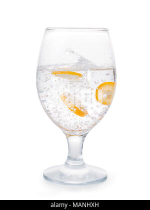 Verre de boisson gazeuse claire à la chute des tranches d'agrumes orange, des bulles et des éclaboussures. Isolé sur blanc, chemin de détourage inclus Banque D'Images