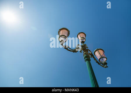 Lampe rue pittoresque de Venise, Italie contre le ciel bleu Banque D'Images
