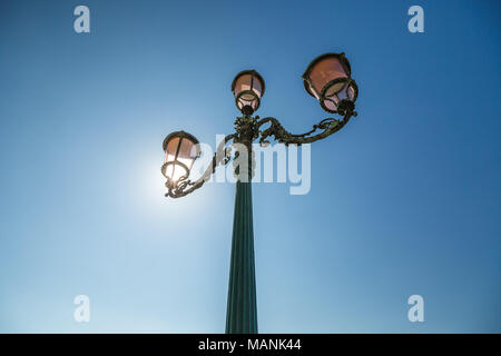 Lampe rue pittoresque de Venise, Italie contre le ciel bleu Banque D'Images
