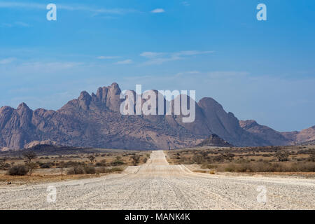 Spitzkoppe, vue depuis la route D3716, Région d'Erongo, Damaraland, Namibie, Afrique Banque D'Images