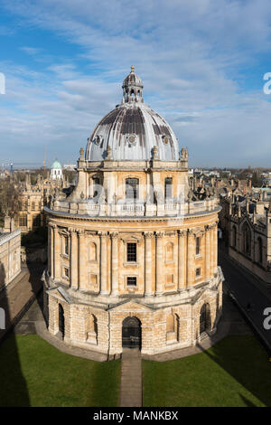 Oxford. L'Angleterre. Avis de Radcliffe Camera, Radcliffe Square, conçu par James Gibbs, construit 1737-49 à la Chambre aujourd'hui, Bibliothèque Scientifique Radcliffe hous Banque D'Images