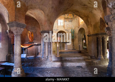 Intérieur de la chapelle Saint-Michel d'Aiguilhe, Le Puy-en-Velay, Auvergne, France Banque D'Images