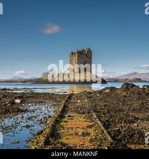 Château de Stalker est une tour médiévale sur un petit îlot rocheux à l'embouchure du Loch Laich. Il est situé à environ 2,4 km au nord est de Port App Banque D'Images