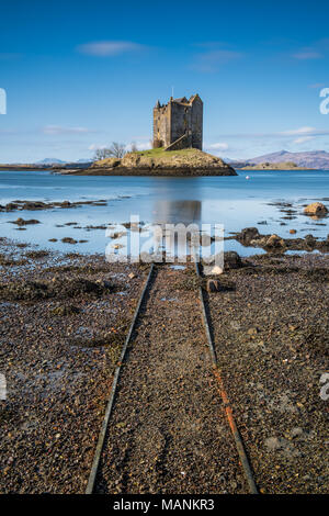 Château de Stalker est une tour médiévale sur un petit îlot rocheux à l'embouchure du Loch Laich. Il est situé à environ 2,4 km au nord est de Port App Banque D'Images