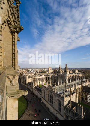 Oxford. L'Angleterre. Vue de l'All Souls College de l'Université du clocher de l'église de St Marie la Vierge. Banque D'Images