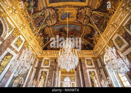 Un luxe décoration de plafond dans le palais de Versailles à Paris, France Banque D'Images