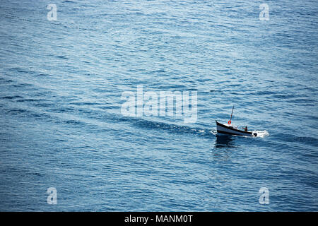 Bateau de pêche de partir à l'océan au petit matin près de Monaco Banque D'Images