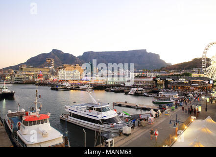 Le V&A Waterfront, au crépuscule, à Cape Town, capitale de l'Afrique du Sud Banque D'Images