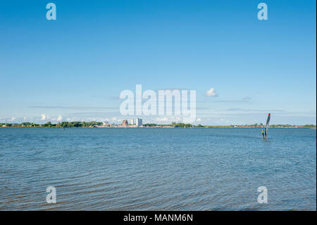 Vue depuis l'Wulfener Hals sur le Burger Binnensee vers Burgstaaken, Wulfen, Fehmarn, mer Baltique, Schleswig-Holstein, Allemagne, Europe Banque D'Images