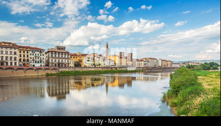 Vue sur le Ponte Vecchio avec reflets dans l'Arno, Florence, Italie Banque D'Images