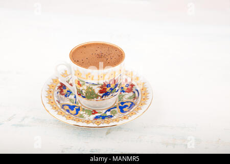 Un vintage tasse de café noir turc sur une soucoupe placée dans la table en bois, avec copie espace, vu de l'angle élevé Banque D'Images