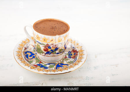 Un vintage tasse de café noir turc sur une soucoupe placée dans la table en bois avec copie espace, vu de l'angle élevé Banque D'Images