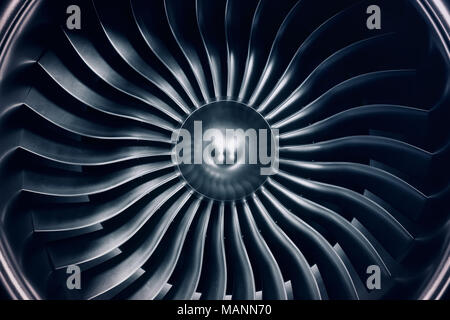 Le Rendu 3D moteur à réaction, close-up view les pales de réacteurs. La teinte bleue. Banque D'Images