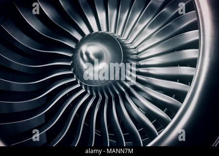Le Rendu 3D moteur à réaction, close-up view les pales de réacteurs. La teinte bleue. Banque D'Images