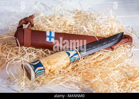 Ceinture traditionnel finlandais Puukko (couteau) avec pointe courbée et fourreau en cuir fait main à partir de bois, de corne de renne et de l'acier, la Finlande 100 YE Banque D'Images