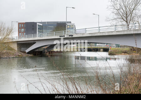 Le nouveau (2018) Université de béton pont sur la rivière Nene un jour de pluie à Northampton, en Angleterre, avec l'usine Avon de l'autre côté. Banque D'Images