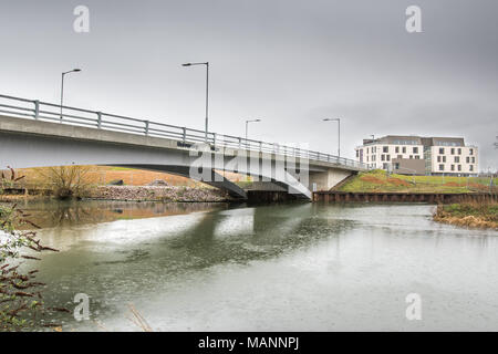 Le nouveau (2018) Université de béton pont sur la rivière Nene un jour de pluie à Northampton, en Angleterre, avec un UON (Université de Northampton) Bâtiment Banque D'Images