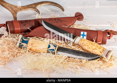 Ceinture traditionnel finlandais Puukko (couteaux) avec pointe courbée et fourreau en cuir fait main à partir de bois, de corne de renne et de l'acier, la Finlande Y 100 Banque D'Images