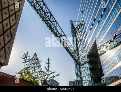 Charlottenburg, Berlin, Neue Kranzler Eck.complexe résumé urbain moderne en verre et acier des bâtiments et cage à oiseaux à prisme triangulaire Banque D'Images