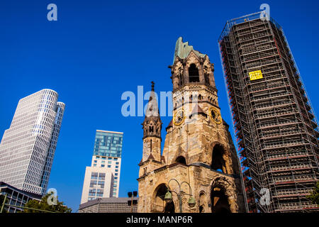 Les bâtiments modernes et traditionnelles de Berlin.Upper West Building, bâtiment Zoofenster & old spire & nouvelle tour d'église du Souvenir Empereur Guillaume. Banque D'Images