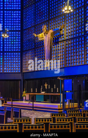 Berlin. Nouvelles de l'Église. Nouvelle église octogonale de l'architecte Egon Eiermann construit 1959-1961 dispose d'un cadre en acier et béton de miel Banque D'Images