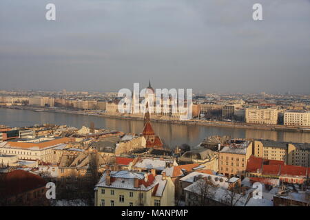 Le Parlement hongrois à Pest, à côté du Danube. Budapest, Hongrie Banque D'Images