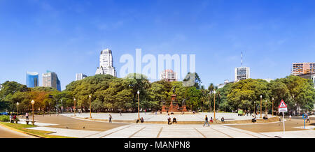 Buenos Aires, Argentine - Mars 21th, 2018 : vue panoramique sur la Plaza San Martin avec le Kavanagh bâtiment en arrière-plan, situé dans le Retiro Banque D'Images