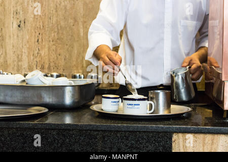 Buenos Aires, Argentine - Mars 21th, 2018 : un homme de mousse de lait barista mettre une tasse d'un café expresso appelé Cortado au Florida Garden Cafe, Bue Banque D'Images