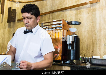 Buenos Aires, Argentine - Mars 21th, 2018 : Un homme de travail barista espresso à la Florida Garden Cafe, Buenos Aires. Banque D'Images