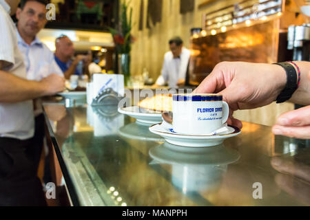 Buenos Aires, Argentine - Mars 21th, 2018 : un mâle barista servant une tasse de café espresso appelée Cortado au guichet du Florida Garden Cafe Banque D'Images