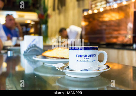 Buenos Aires, Argentine - Mars 21th, 2018 : une tasse de café espresso appelée Cortado au guichet du Florida Garden Cafe, Buenos Aires. Banque D'Images