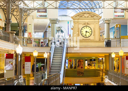 Buenos Aires, Argentine - Mars 21th, 2018 : l'intérieur du Patio Bullrich shopping mall avec la maison d'enchères réveil dans l'arrière-plan à Posadas str Banque D'Images