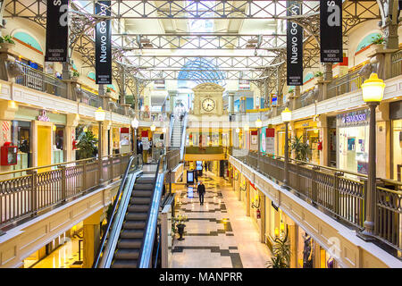 Buenos Aires, Argentine - Mars 21th, 2018 : l'intérieur du Patio Bullrich shopping mall avec la maison d'enchères réveil dans l'arrière-plan à Posadas str Banque D'Images