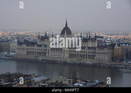 Le Parlement hongrois à Pest, à côté du Danube. Budapest, Hongrie Banque D'Images