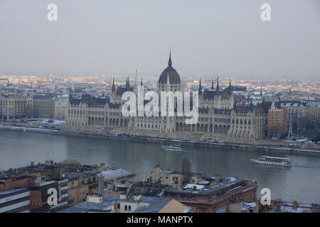 Le Parlement hongrois à Pest, à côté du Danube. Budapest, Hongrie Banque D'Images